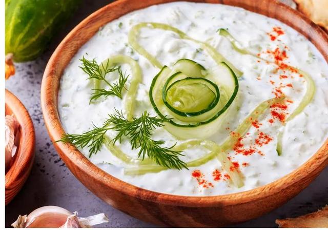 Griechische Grillsauce selbst gemacht: Tzatziki Rezept Griechische Grillsauce selbst gemacht: Tzatziki Rezept