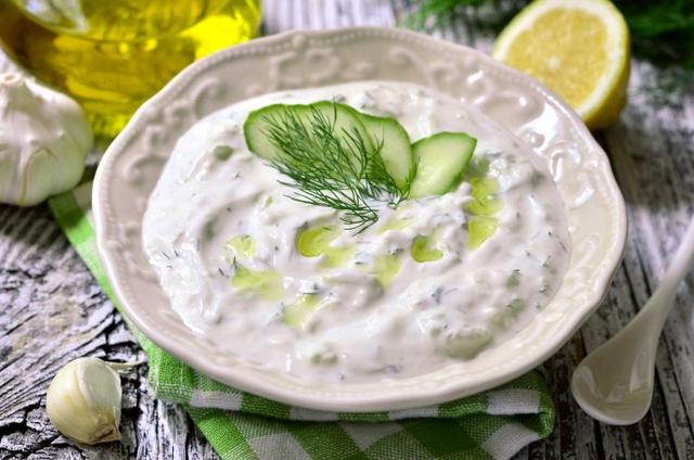 Einfaches Rezept für selbstgemachtes Tzatziki Einfaches Rezept für selbstgemachtes Tzatziki