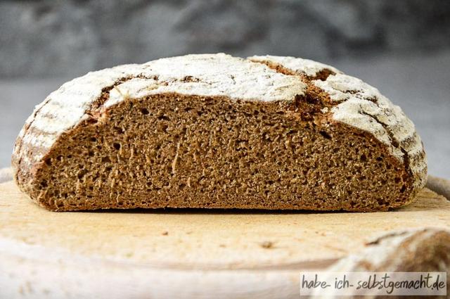Kräftiges Roggen Vollkornbrot mit saftiger Krume - Selbstgemacht und lecker Kräftiges Roggen Vollkornbrot mit saftiger Krume - Selbstgemacht und lecker