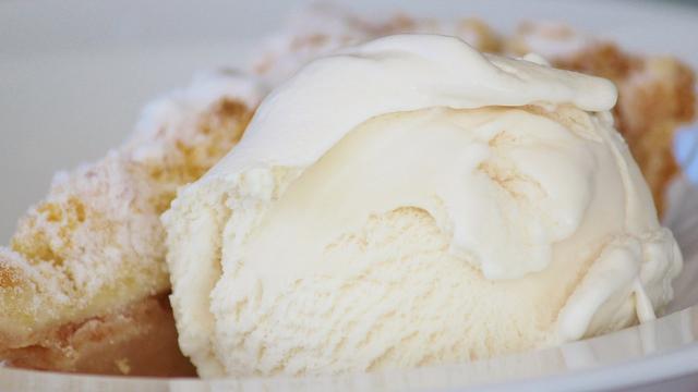 Genieße den Sommer mit selbstgemachtem Vanilleeis Genieße den Sommer mit selbstgemachtem Vanilleeis