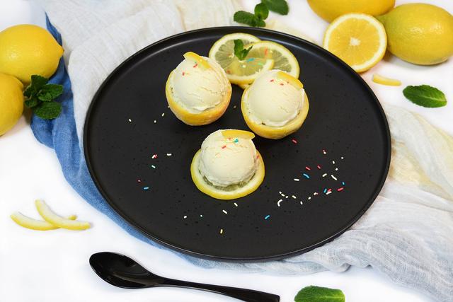 Zitroneneis ganz einfach selbstgemacht: Fruchtig-säuerliche Köstlichkeit Zitroneneis ganz einfach selbstgemacht: Fruchtig-säuerliche Köstlichkeit