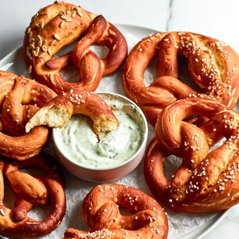 Die perfekte Laugenbrezel zu Hause selber machen