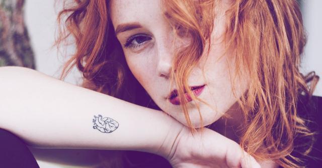 Stick and Poke: Leichte Tattoo-Ideen zum Selberstechen Stick and Poke: Leichte Tattoo-Ideen zum Selberstechen