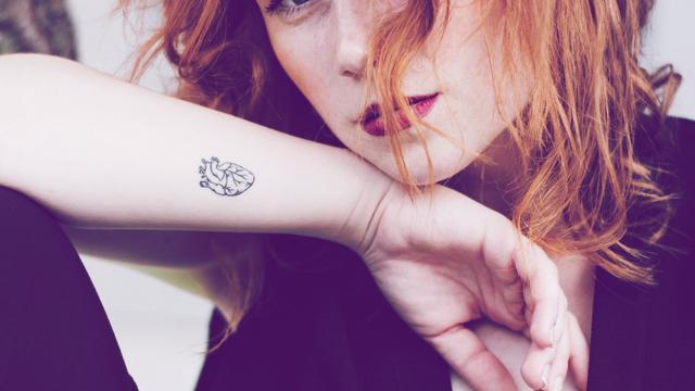 Einfache Tattoos ohne Reue: Leichte Motive für sicheres Selbststechen mit Stick and Poke Einfache Tattoos ohne Reue: Leichte Motive für sicheres Selbststechen mit Stick and Poke