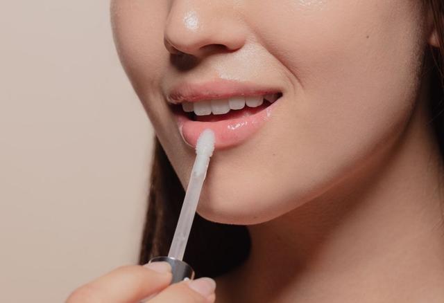 Natürlicher Lipgloss selbst gemacht: Tipps und Rezepte