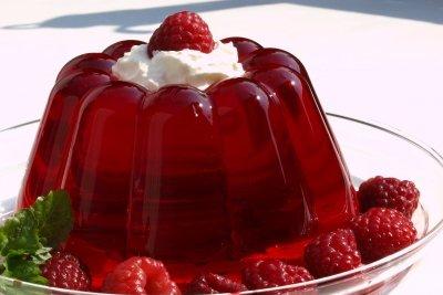 Tolle Präsentation: Wackelpudding stürzen und mit Vanillesauce servieren Tolle Präsentation: Wackelpudding stürzen und mit Vanillesauce servieren