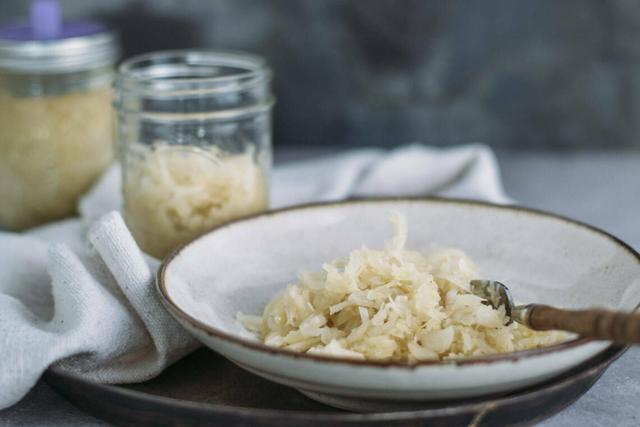 Einfaches Rezept: Sauerkraut selber machen mit nur zwei Zutaten! Einfaches Rezept: Sauerkraut selber machen mit nur zwei Zutaten!