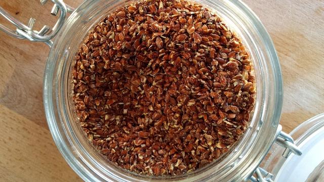 Leinsamen schonend schroten: Alternativen zu teuren Getreidemühlen Leinsamen schonend schroten: Alternativen zu teuren Getreidemühlen