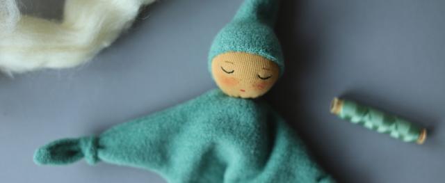 Lila wie Liebe: Kostenlose Nähanleitung für eine kleine Knotenpuppe Lila wie Liebe: Kostenlose Nähanleitung für eine kleine Knotenpuppe