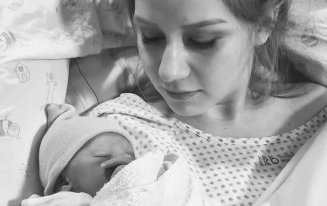 Von Küken zur jungen Frau: Das Alter und die Entwicklung von Loredana Wollny Von Küken zur jungen Frau: Das Alter und die Entwicklung von Loredana Wollny