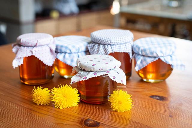 Löwenzahnhonig selbst herstellen: Ein einfaches und köstliches Rezept Löwenzahnhonig selbst herstellen: Ein einfaches und köstliches Rezept