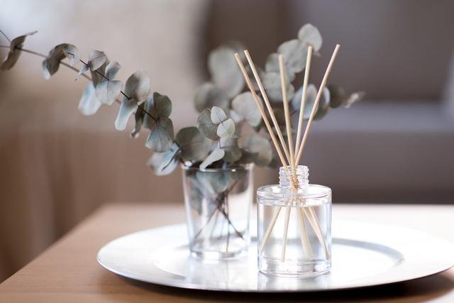 Lufterfrischer DIY: Mit Weichspüler schnell und einfach einen Raumduft zaubern Lufterfrischer DIY: Mit Weichspüler schnell und einfach einen Raumduft zaubern