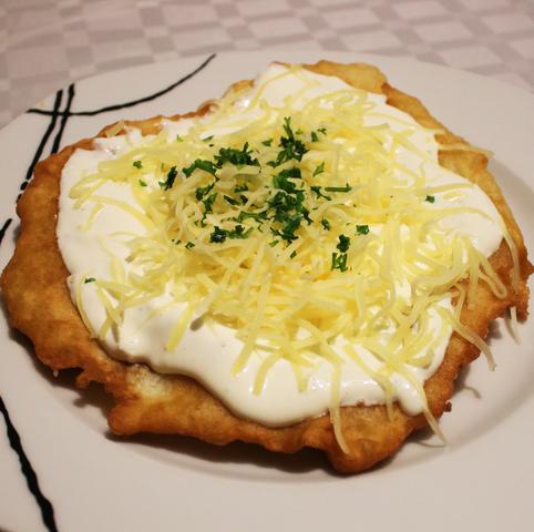 Was ist Langosch? Eine köstliche ungarische Spezialität Was ist Langosch? Eine köstliche ungarische Spezialität