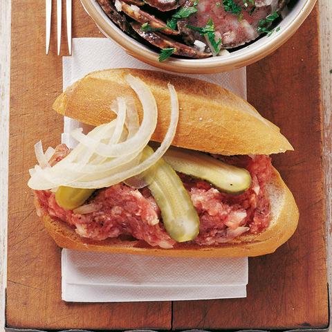 Traditioneller Hackepeter nach Berliner Art: So gelingt die Zubereitung zuhause Traditioneller Hackepeter nach Berliner Art: So gelingt die Zubereitung zuhause