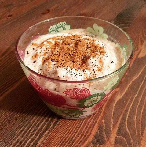 Abnehmen im Schlaf: Magerquark abends richtig mischen und Kalorien verbrennen