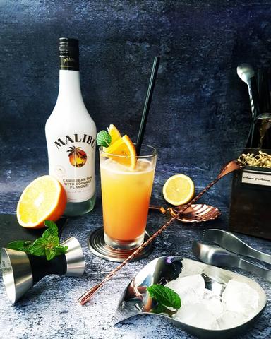 Sommerliche Cocktailkreationen: Malibu mit exotischen Fruchtsäften mischen Sommerliche Cocktailkreationen: Malibu mit exotischen Fruchtsäften mischen