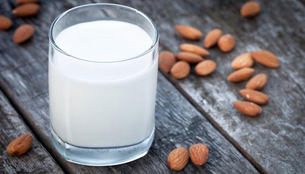 Nachhaltige Alternative: Mandelmilch selbst herstellen Nachhaltige Alternative: Mandelmilch selbst herstellen