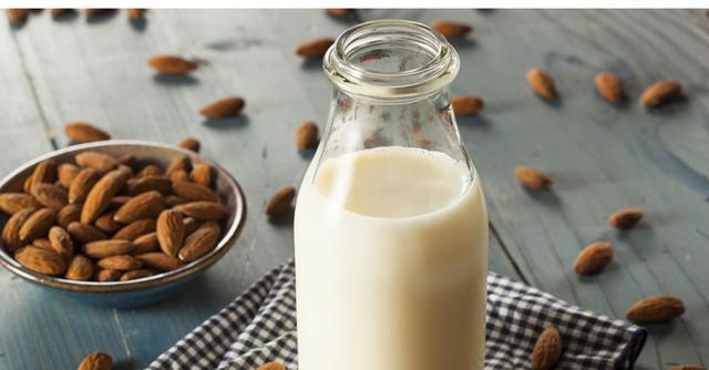 Mandelmilch selber machen: Schnelle und einfache Anleitung Mandelmilch selber machen: Schnelle und einfache Anleitung