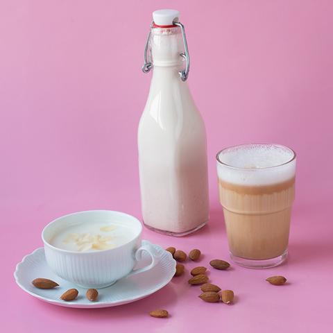 Vegane Genussmomente: Mandelmilch schnell und einfach zu Hause zubereiten Vegane Genussmomente: Mandelmilch schnell und einfach zu Hause zubereiten