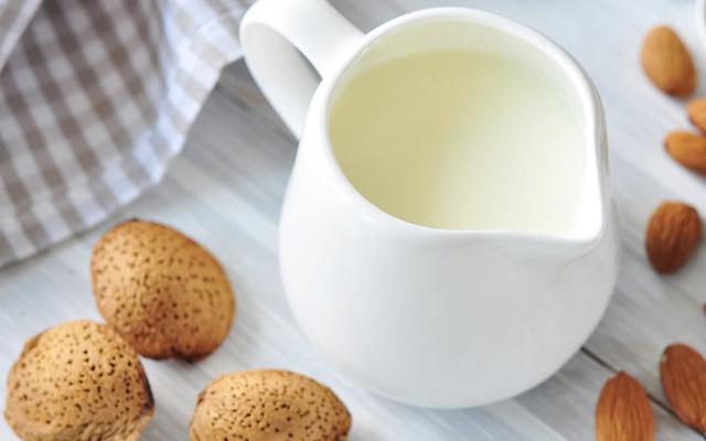 Mandelmilch DIY: Mit Bio-Mandeln und wenig Aufwand zur eigenen Milchalternative Mandelmilch DIY: Mit Bio-Mandeln und wenig Aufwand zur eigenen Milchalternative