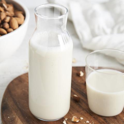 Vielseitig und lecker: Rezept für selbstgemachte Mandelmilch mit individuellem Geschmack Vielseitig und lecker: Rezept für selbstgemachte Mandelmilch mit individuellem Geschmack