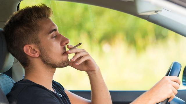 Nach dem Kiffen Auto fahren: Wie lange muss man warten? Nach dem Kiffen Auto fahren: Wie lange muss man warten?
