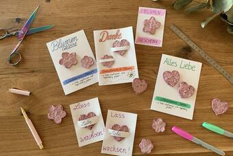 Blühende Überraschung: Samenpapier als Geschenk für Blumenliebhaber