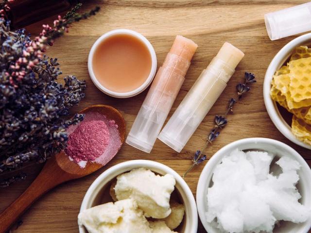 Lippenbalsam DIY: So kannst du deinen eigenen Labello herstellen Lippenbalsam DIY: So kannst du deinen eigenen Labello herstellen