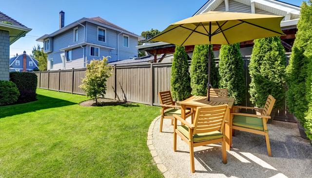 Günstige und ökologische Alternativen: 6 Tipps für selbstgemachten Sichtschutz im Garten Günstige und ökologische Alternativen: 6 Tipps für selbstgemachten Sichtschutz im Garten