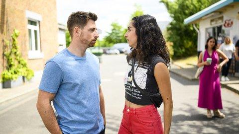 Intrigen und Geheimnisse bei Alles was zählt: Leyla überschreitet eine Grenze, um mehr zu erfahren Intrigen und Geheimnisse bei Alles was zählt: Leyla überschreitet eine Grenze, um mehr zu erfahren