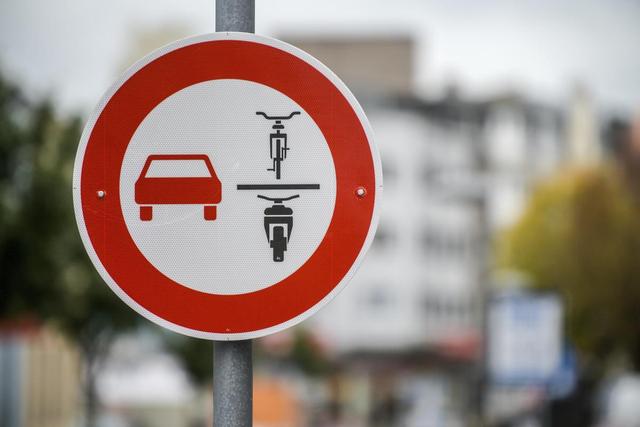 Überholverbot für einspurige Fahrzeuge: Die Bedeutung der neuen Verkehrsschilder 2022 Überholverbot für einspurige Fahrzeuge: Die Bedeutung der neuen Verkehrsschilder 2022