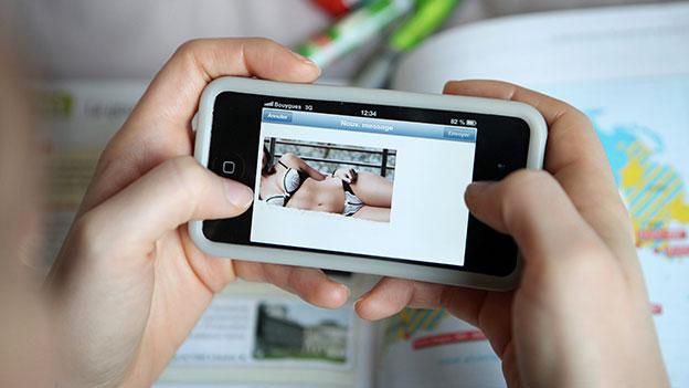 Gefahren beim Versenden von Nacktbildern: Warum Vorsicht geboten ist. Gefahren beim Versenden von Nacktbildern: Warum Vorsicht geboten ist.