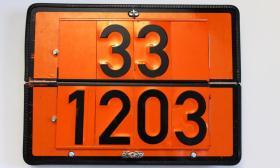 Welche Rolle spielen orangefarbene Warntafeln an einem Fahrzeug? Welche Rolle spielen orangefarbene Warntafeln an einem Fahrzeug?