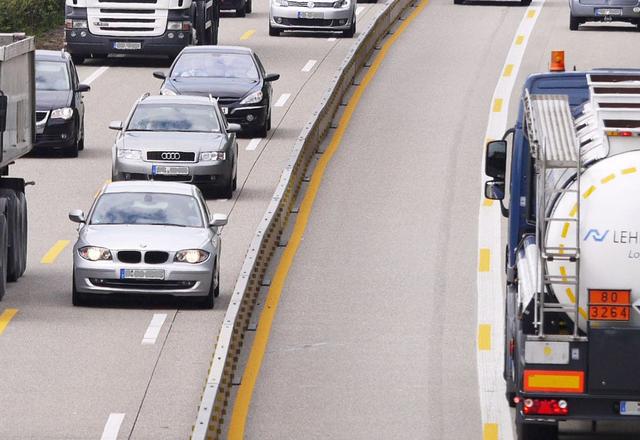 Warum sind orangefarbene Warntafeln an einem Fahrzeug wichtig? Warum sind orangefarbene Warntafeln an einem Fahrzeug wichtig?