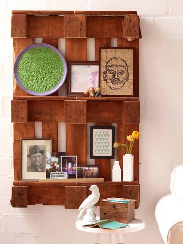 Shabby-Chic-Stil: Anleitung für ein farbiges Shabby-Chic-Palettenregal Shabby-Chic-Stil: Anleitung für ein farbiges Shabby-Chic-Palettenregal