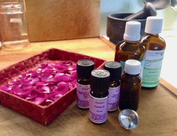 Natürliche Düfte für die Haut: Parfum selber herstellen ohne synthetische Duftstoffe Natürliche Düfte für die Haut: Parfum selber herstellen ohne synthetische Duftstoffe