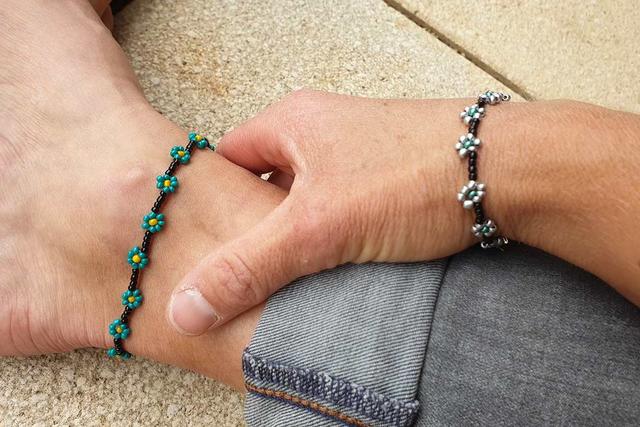 Schritt-für-Schritt Anleitung: So gestalten Sie Ihre eigene Perlenkette Schritt-für-Schritt Anleitung: So gestalten Sie Ihre eigene Perlenkette