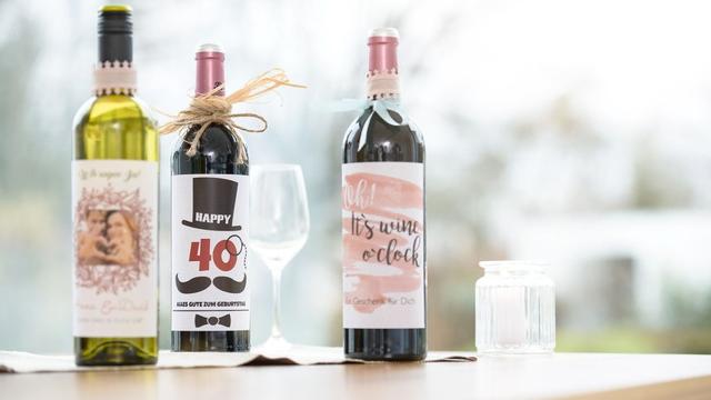 Kreative Gestaltung von Flaschenetiketten: Individuelle Designs für besondere Geschenke Kreative Gestaltung von Flaschenetiketten: Individuelle Designs für besondere Geschenke