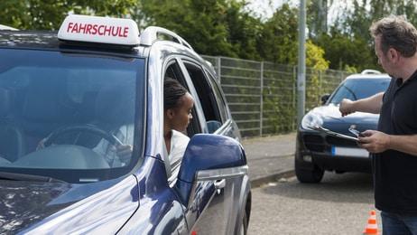 Pflichtstunden für den Führerschein: Wie viele Fahrstunden sind vorgeschrieben? Pflichtstunden für den Führerschein: Wie viele Fahrstunden sind vorgeschrieben?
