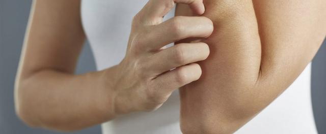 Nadelstichartiges Kribbeln auf der Haut: Was steckt dahinter? Nadelstichartiges Kribbeln auf der Haut: Was steckt dahinter?