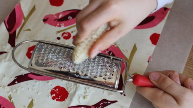 Plastikfreie Wachstücher selber machen: Eine umweltbewusste Alternative zur Frischhaltefolie Plastikfreie Wachstücher selber machen: Eine umweltbewusste Alternative zur Frischhaltefolie