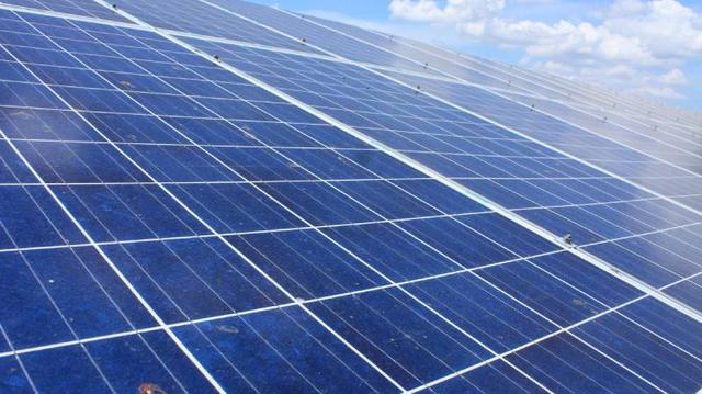 Entscheidungshilfe: Vor- und Nachteile von polykristallinen und monokristallinen Photovoltaikmodulen Entscheidungshilfe: Vor- und Nachteile von polykristallinen und monokristallinen Photovoltaikmodulen