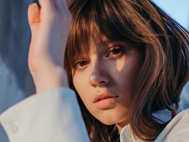 Pony-Trends kommen und gehen: Ist es Zeit, Ihren Pony selbst nachzuschneiden?