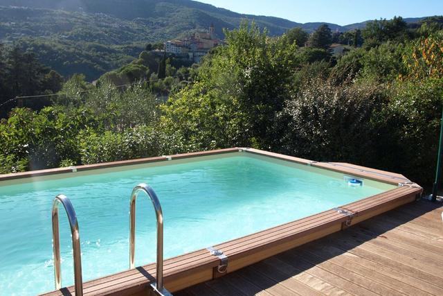 Holz, Stein oder WPC: Welches Material eignet sich am besten für die Poolumrandung? Holz, Stein oder WPC: Welches Material eignet sich am besten für die Poolumrandung?