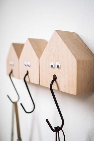 Ordnung schaffen mit einer selbstgebauten Kindergarderobe: Vorher-Nachher-Bild und Tipps