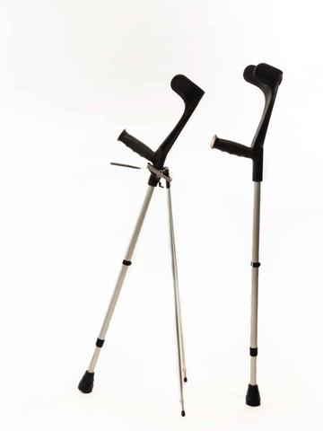 Handwerkliche Lösung: Selbstgebaute Krückenhalter für mehr Komfort Handwerkliche Lösung: Selbstgebaute Krückenhalter für mehr Komfort