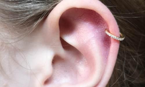 Tipps und Tricks für das selbstständige Stechen eines Helix-Piercings Tipps und Tricks für das selbstständige Stechen eines Helix-Piercings