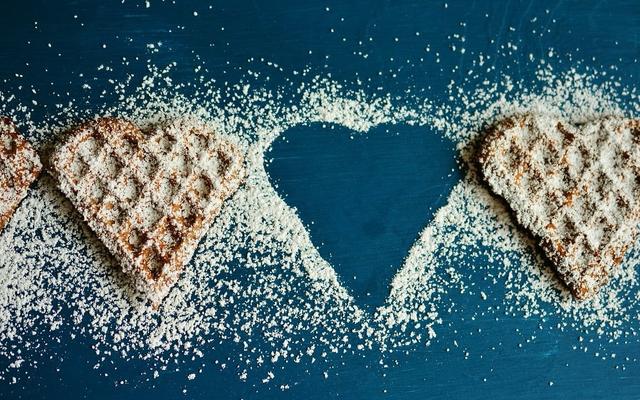 Keine Kaffeemühle oder Mixer? So machst du Puderzucker auch per Hand