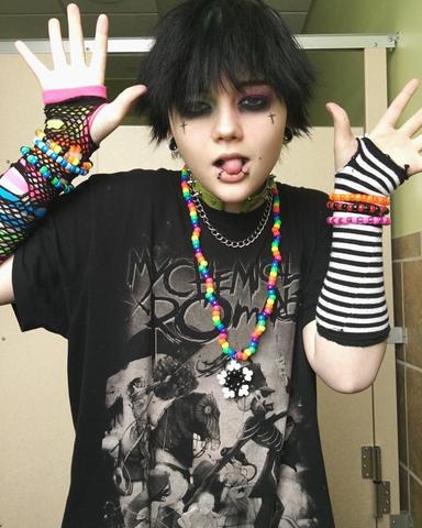 Accessoires, Frisuren und mehr: So kreieren Sie das ideale Punk Kostüm selbst Accessoires, Frisuren und mehr: So kreieren Sie das ideale Punk Kostüm selbst