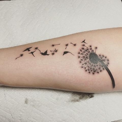 Pusteblume-Tattoos: Die besondere Symbolik hinter diesem beliebten Motiv Pusteblume-Tattoos: Die besondere Symbolik hinter diesem beliebten Motiv
